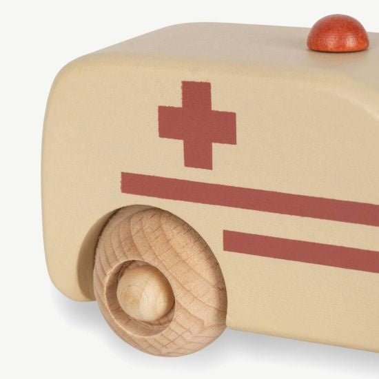 ♡ Krankenwagen aus Holz von Konges Slojd - pilzessono.shop - zauberhafte Kinderdinge