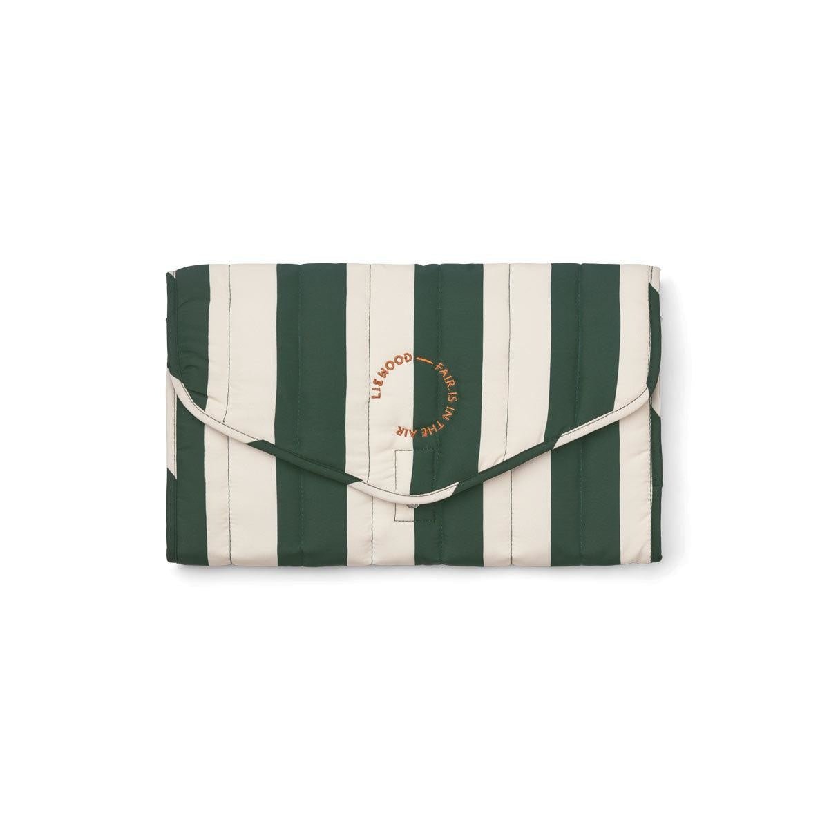 Isla Wickelunterlage To-Go | Stripe Hunter green/Sandy von Liewood ♡ - pilzessono.shop - zauberhafte Kinderdinge