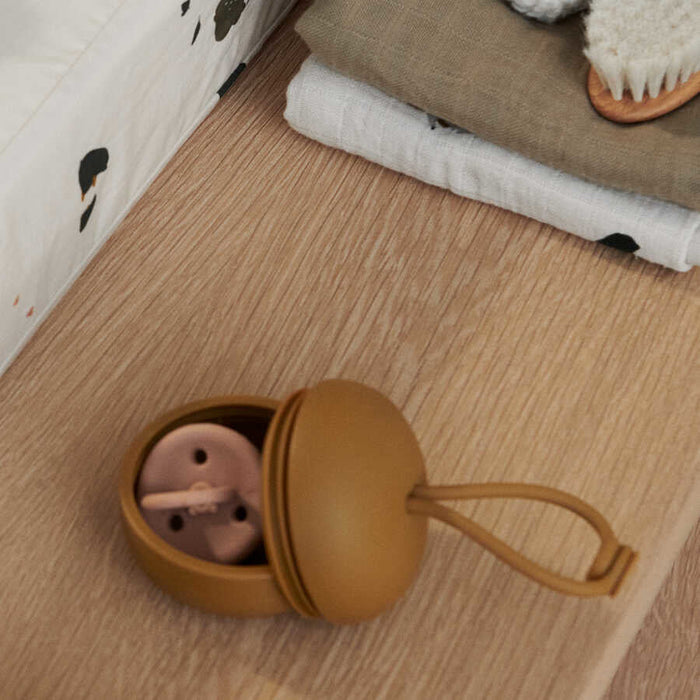 Philip Schnullerbox in golden caramel von Liewood ♡ - pilzessono.shop - zauberhafte Kinderdinge