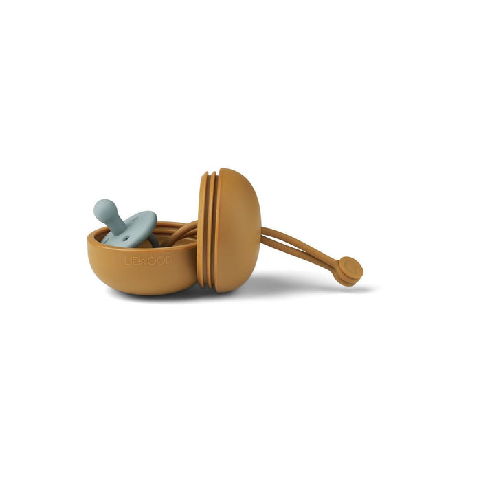 Philip Schnullerbox in golden caramel von Liewood ♡ - pilzessono.shop - zauberhafte Kinderdinge