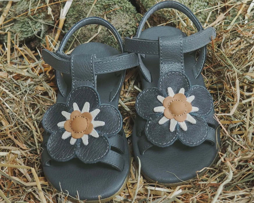 Sandale Iles Fields | Forget Me Not in Petrol Leather mit Blume - pilzessono.shop - zauberhafte Kinderdinge