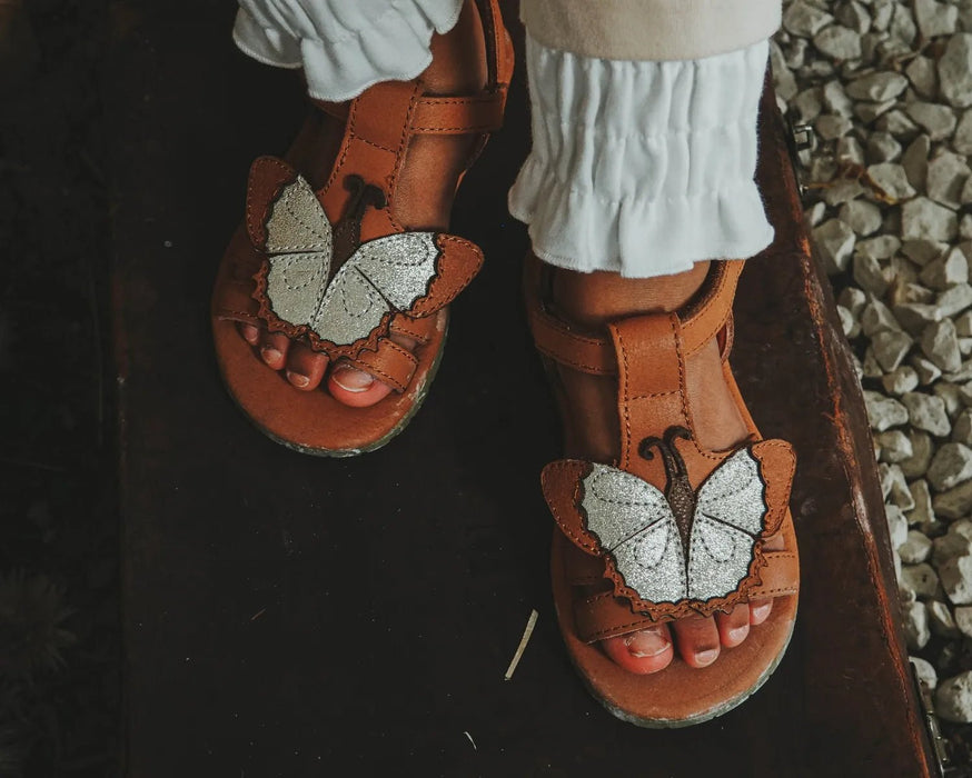 Sandale Iles Sky | Papillon in Walnut Leather mit Schmetterling - pilzessono.shop - zauberhafte Kinderdinge