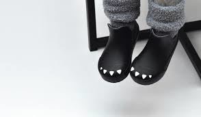 Schwarzer kurzer Regenstiefel von Boxbo - pilzessono.shop