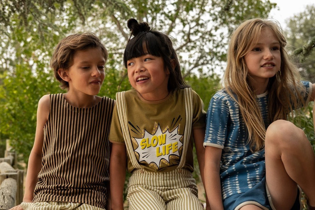 T-Shirt in khaki "Slow Live" von SayPlease - pilzessono.shop - zauberhafte Kinderdinge