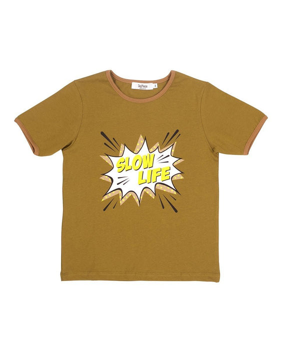 T-Shirt in khaki "Slow Live" von SayPlease - pilzessono.shop - zauberhafte Kinderdinge