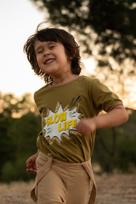 T-Shirt in khaki "Slow Live" von SayPlease - pilzessono.shop - zauberhafte Kinderdinge