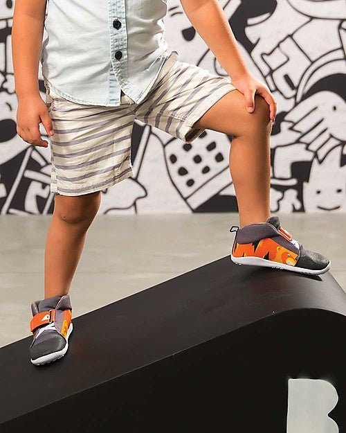 Turnschuh in grau mit orangem Tiger von Bobux - pilzessono.shop - zauberhafte Kinderdinge